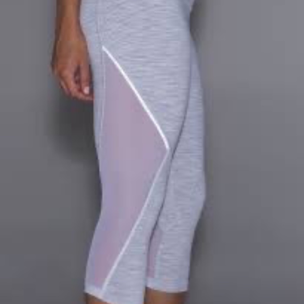 Excellent Condition Lululemon Speed Up Crop 21 in- Size 8